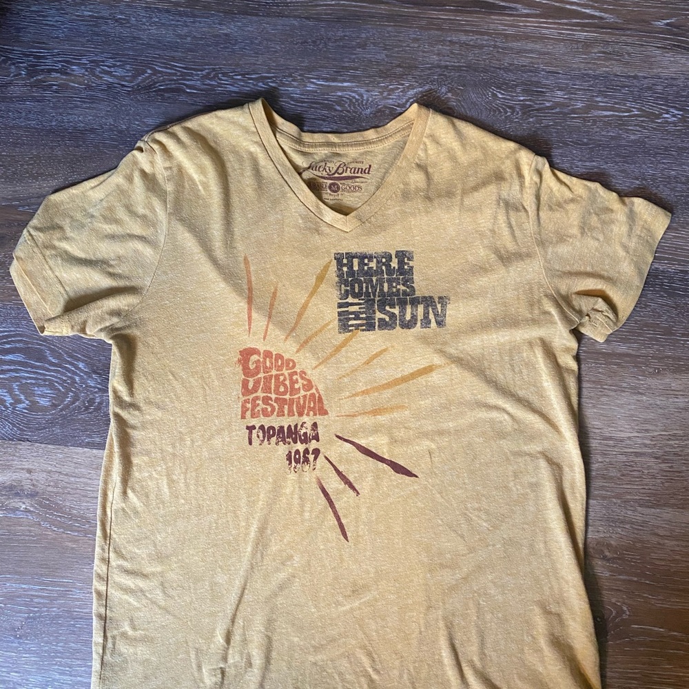 Lucky brand men’s shirt size medium in excellent condition